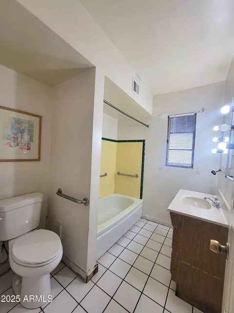 Bath - 4242 N 11th Pl, Phoenix, AZ 85014 photo 1 of 2