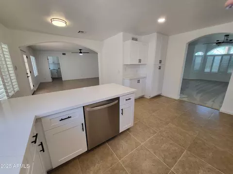 Kitchen - 843 W Devon Dr, Gilbert, AZ 85233 photo 6 of 8