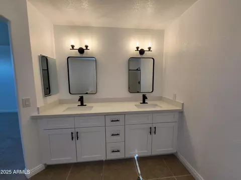 Bath - 843 W Devon Dr, Gilbert, AZ 85233 photo 3 of 7
