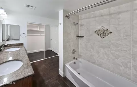 Bath - 920 E Devonshire Ave #2009, Phoenix, AZ 85014 photo 2 of 5