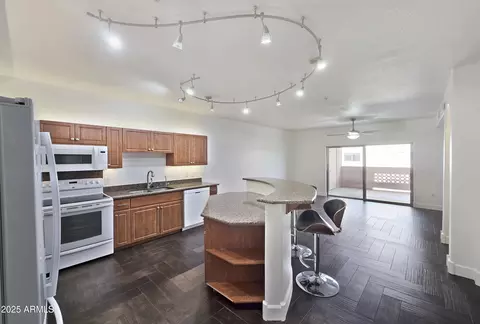 Kitchen - 920 E Devonshire Ave #2009, Phoenix, AZ 85014 photo 1 of 3
