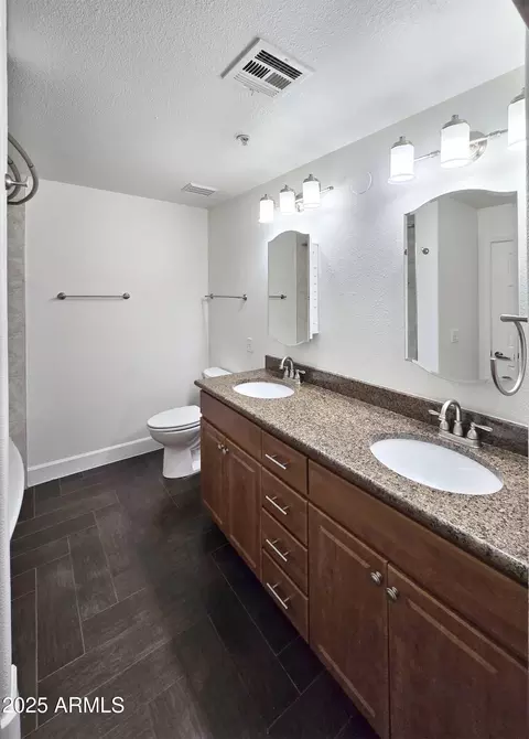 Bath - 920 E Devonshire Ave #2009, Phoenix, AZ 85014 photo 1 of 5