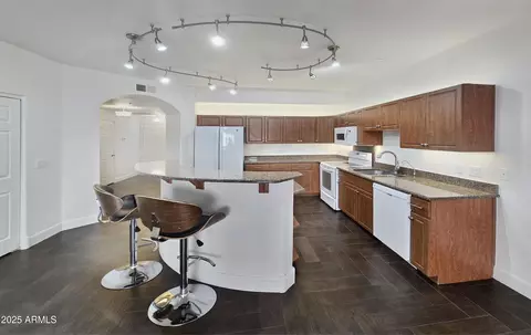 Kitchen - 920 E Devonshire Ave #2009, Phoenix, AZ 85014 photo 2 of 3