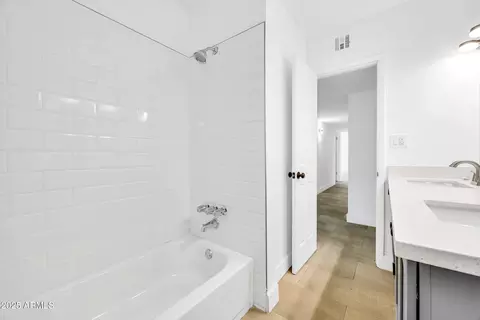 Bath - 1107 E Marlette Ave, Phoenix, AZ 85014 photo 3 of 4