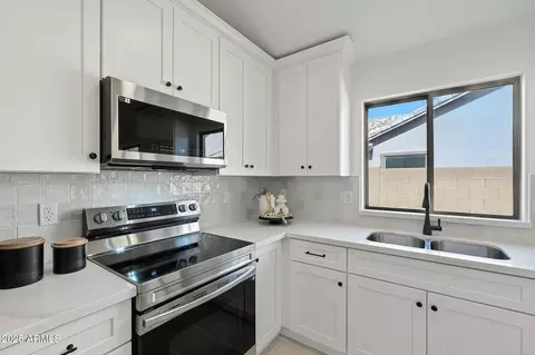 Kitchen - 3279 E Woodside Way, Gilbert, AZ 85297 photo 2 of 4