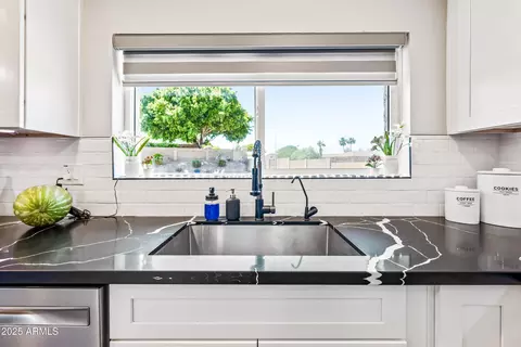Kitchen - 14616 N 28th Pl, Phoenix, AZ 85032 photo 5 of 10