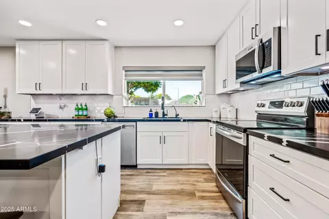 Kitchen - 14616 N 28th Pl, Phoenix, AZ 85032 photo 4 of 10