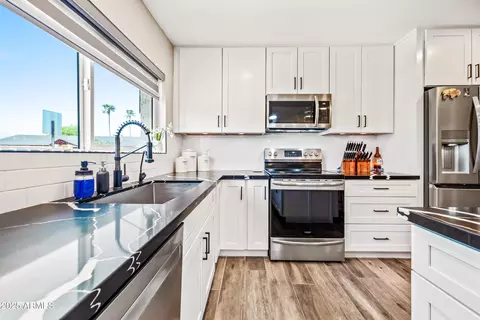 Kitchen - 14616 N 28th Pl, Phoenix, AZ 85032 photo 7 of 10