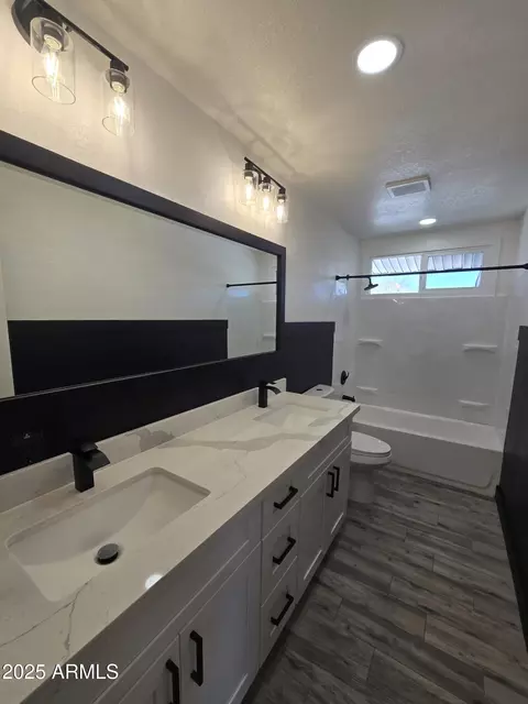 Bath - 206 E Manhatton Dr, Tempe, AZ 85282 photo 1 of 3