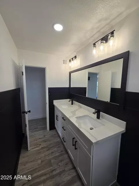 Bath - 206 E Manhatton Dr, Tempe, AZ 85282 photo 2 of 3