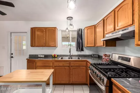 Kitchen - 1119 W Roma Ave, Phoenix, AZ 85013 photo 5 of 5