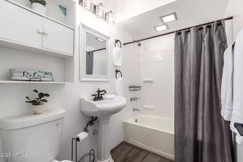 Bath - 1119 W Roma Ave, Phoenix, AZ 85013 photo 2 of 2