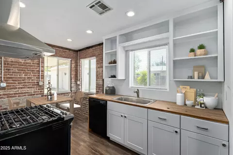 Kitchen - 2615 N 29th Pl, Phoenix, AZ 85008 photo 2 of 2