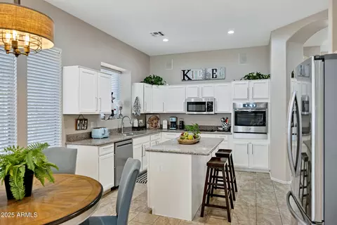 Kitchen - 903 E Hiddenview Dr, Phoenix, AZ 85048 photo 2 of 7