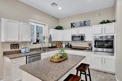 Kitchen - 903 E Hiddenview Dr, Phoenix, AZ 85048 photo 3 of 7