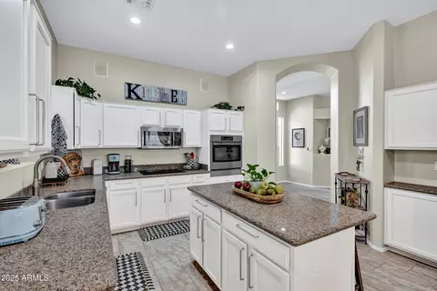 Kitchen - 903 E Hiddenview Dr, Phoenix, AZ 85048 photo 4 of 7