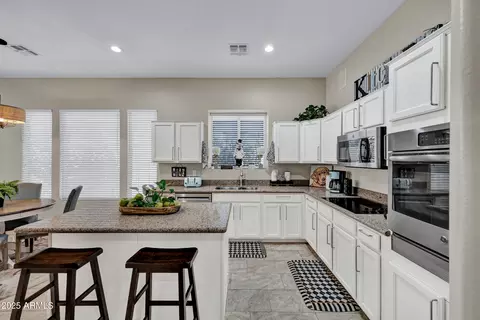 Kitchen - 903 E Hiddenview Dr, Phoenix, AZ 85048 photo 1 of 7