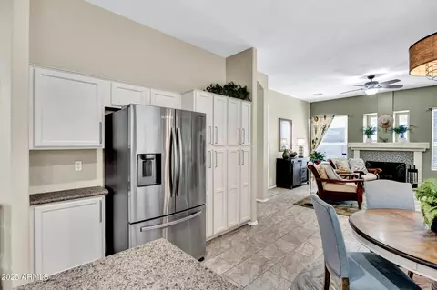 Kitchen - 903 E Hiddenview Dr, Phoenix, AZ 85048 photo 6 of 7