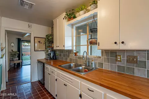 Kitchen - 3705 W Luke Ave, Phoenix, AZ 85019 photo 3 of 5