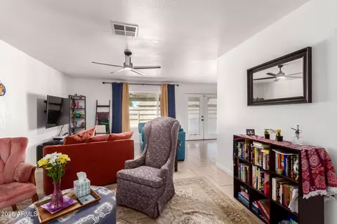 Living - 4818 N 79th Ave, Phoenix, AZ 85033 photo 1 of 4