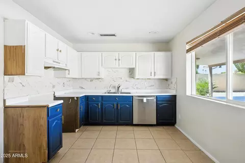 Kitchen - 3724 W Bloomfield Rd, Phoenix, AZ 85029 photo 2 of 3