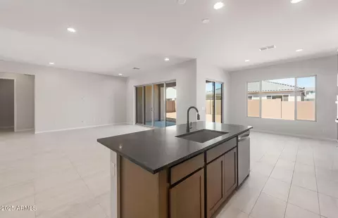 Living - 714 W Flatiron Trl, Apache Junction, AZ 85120 photo 5 of 7