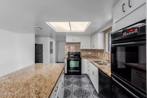 Kitchen - 1018 S 4th Ave, Phoenix, AZ 85003 photo 4 of 5