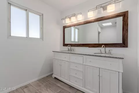 Bath - 1018 S 4th Ave, Phoenix, AZ 85003 photo 5 of 6