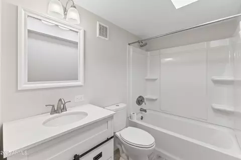 Bath - 2518 E Osborn Rd, Phoenix, AZ 85016 photo 3 of 4