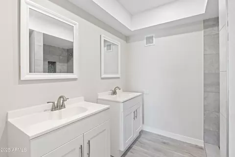 Bath - 2518 E Osborn Rd, Phoenix, AZ 85016 photo 1 of 4