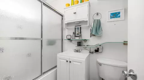 Bath - 3973 N 14th Pl, Phoenix, AZ 85014 photo 1 of 1