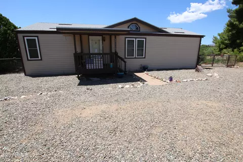 17527 E Trails End Rd, Mayer, AZ 86333
