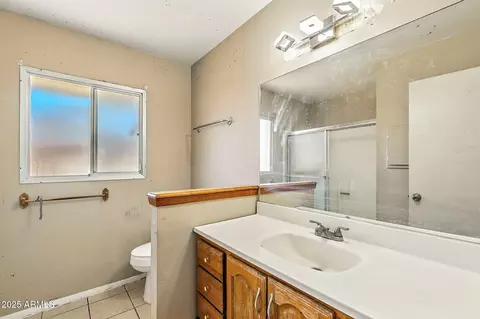 Bath - 3448 W Dailey St, Phoenix, AZ 85053 photo 2 of 2