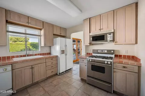 Kitchen - 3501 N 34th Pl, Phoenix, AZ 85018 photo 2 of 2