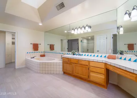 Bath - 2537 E Vogel Ave E, Phoenix, AZ 85028 photo 1 of 2