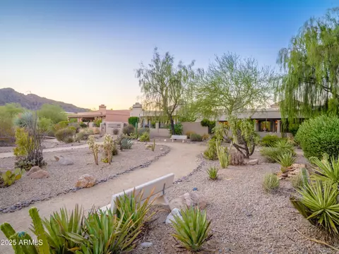 Exterior - 2537 E Vogel Ave E, Phoenix, AZ 85028 photo 5 of 8