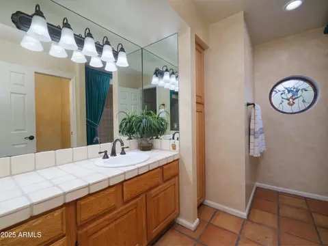 Bath - 2537 E Vogel Ave E, Phoenix, AZ 85028 photo 2 of 2