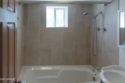 Bath - 1111 W Cinnabar Ave, Phoenix, AZ 85021 photo 1 of 2