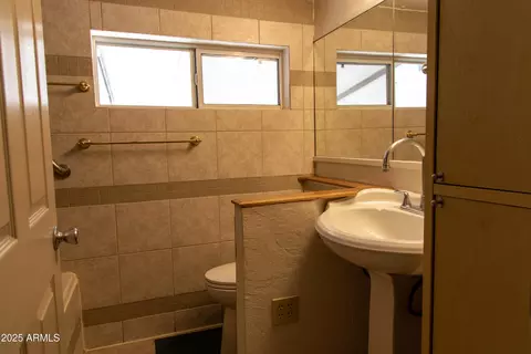 Bath - 1111 W Cinnabar Ave, Phoenix, AZ 85021 photo 2 of 2