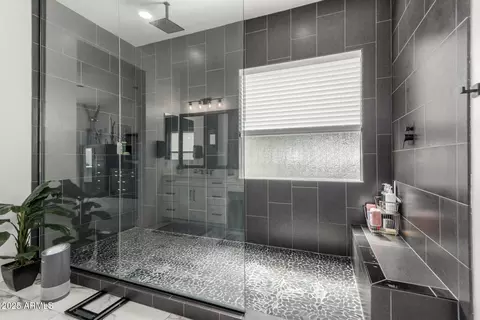 Bath - 1329 E Monte Way, Phoenix, AZ 85042 photo 2 of 7