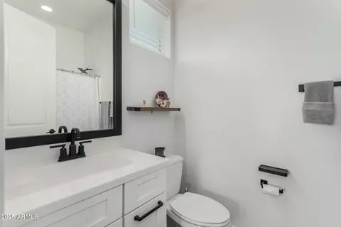 Bath - 1329 E Monte Way, Phoenix, AZ 85042 photo 7 of 7