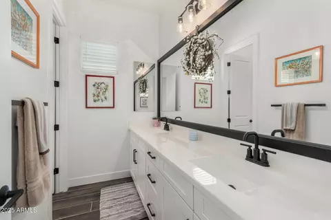 Bath - 1329 E Monte Way, Phoenix, AZ 85042 photo 5 of 7