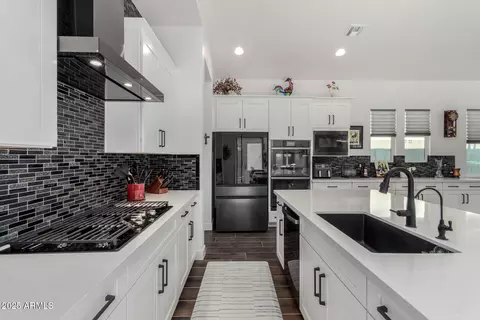 Kitchen - 1329 E Monte Way, Phoenix, AZ 85042 photo 4 of 5