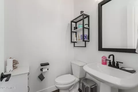 Bath - 1329 E Monte Way, Phoenix, AZ 85042 photo 4 of 7