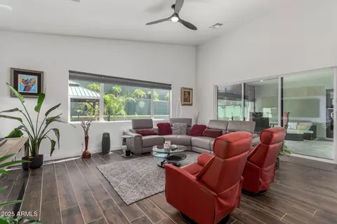 Living - 1329 E Monte Way, Phoenix, AZ 85042 photo 2 of 4