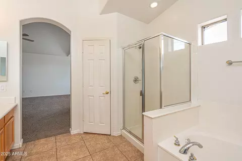 Bath - 2639 E Darrel Rd, Phoenix, AZ 85042 photo 4 of 5