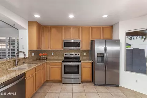 Kitchen - 2736 E Dragoon Cir, Mesa, AZ 85204 photo 4 of 5