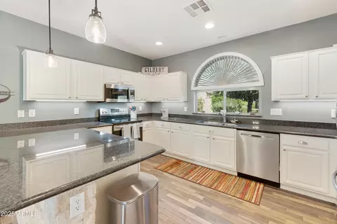 Kitchen - 4081 E Sourwood Dr, Gilbert, AZ 85298 photo 5 of 6