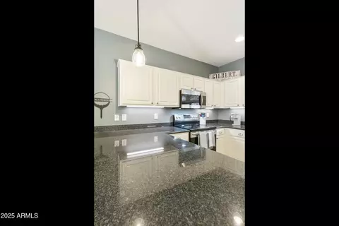Kitchen - 4081 E Sourwood Dr, Gilbert, AZ 85298 photo 4 of 6