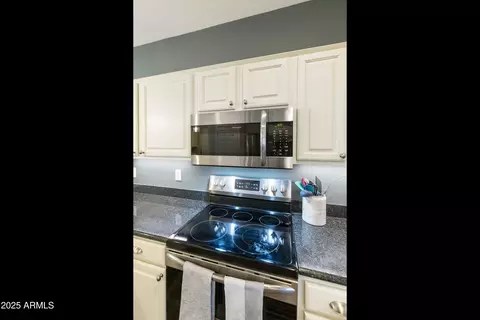 Kitchen - 4081 E Sourwood Dr, Gilbert, AZ 85298 photo 3 of 6